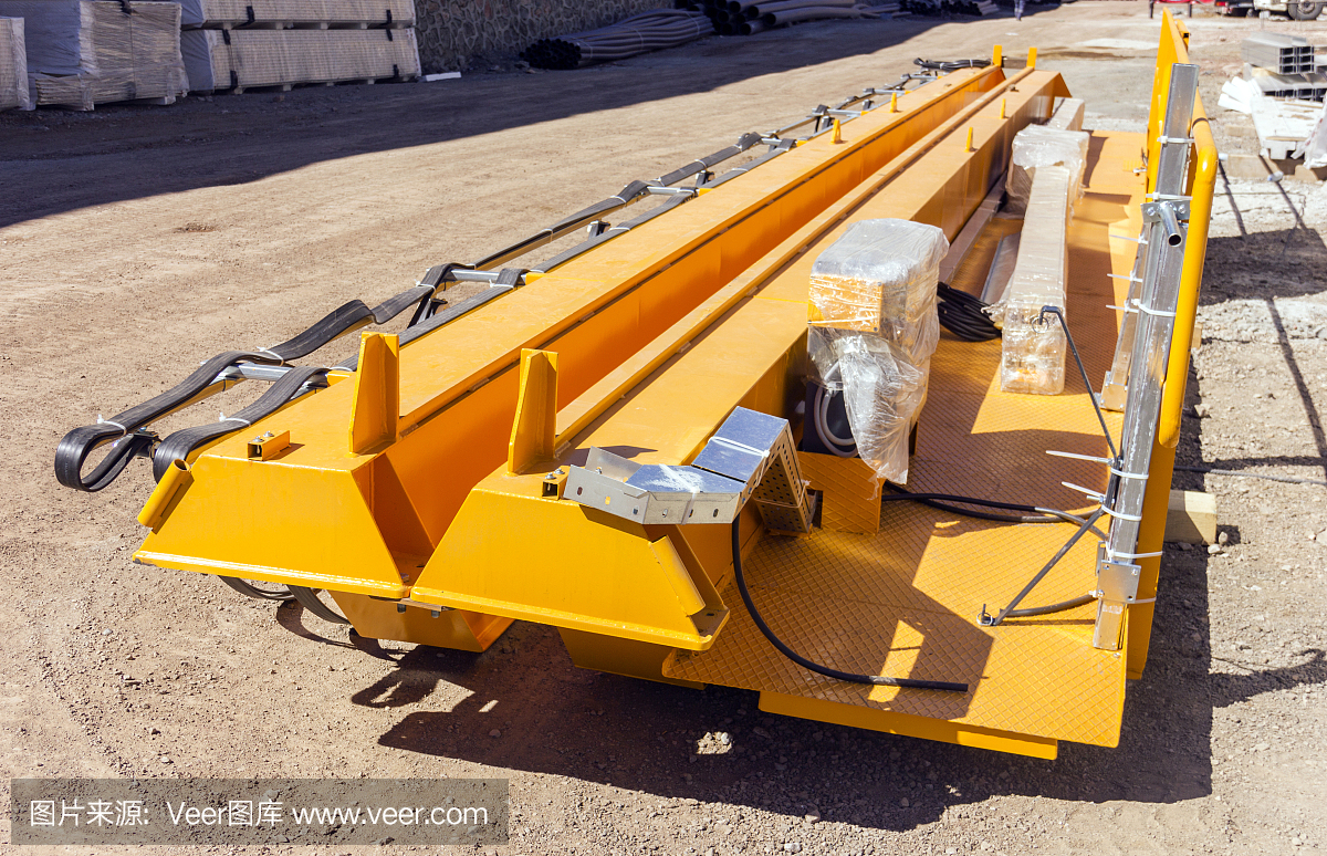 卧式起重机准备安装在工业工厂。高架起重机通常被称为桥式或龙门式起重机,是工业环境中的一种起重机。